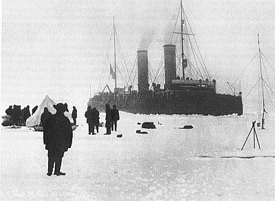 Eisbrecher Krassin am roten Zelt